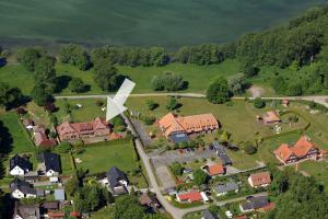 uma vista aérea de uma casa com um grande moinho de vento em FEWO Seegang em Flessenow