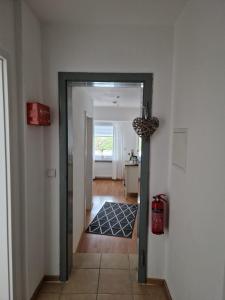 un pasillo con una puerta que conduce a una sala de estar en Freundliches Apartment Helpup, en Oerlinghausen