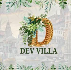 una corona de flores en una cesta con las palabras villa deev en Dev Villa, en Varanasi