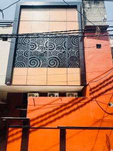 un edificio alto con un patrón en el costado. en Dev Villa, en Varanasi