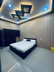 1 dormitorio con 1 cama grande en una habitación en Dev Villa, en Varanasi
