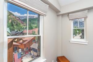 En generel udsigt til bjerge eller udsigt til bjerge taget fra lejligheden