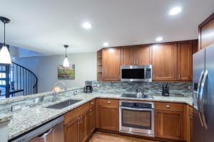 Køkken eller tekøkken på River Club 303 by Alpine Lodging Telluride