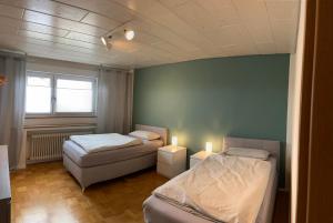 Postel nebo postele na pokoji v ubytování Ferienwohnung mit Balkon