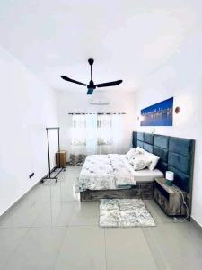 una camera con letto e ventilatore a soffitto di Charly-duplexben a Cotonou