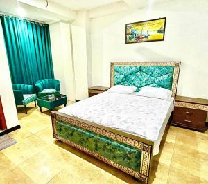 um quarto com uma cama grande e cortinas azuis em Faisal Lodges em Islamabad