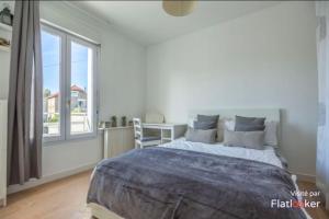um quarto com uma cama, uma janela e uma secretária em Grande maison 3 chambres em Maisons-Alfort
