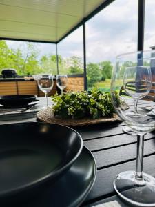 - une table avec des verres à vin au-dessus d'une table dans l'établissement KOLPA - Luxury Natura House, à Gradac