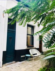 una puerta verde y una silla frente a una casa en Little Antwerp holiday home en Amberes