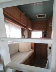 佛羅倫斯的住宿－Sweet Camper，享有大篷车内的双层床景致。
