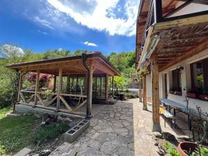 een paviljoen aan de zijkant van een huis bij Къща за гости - Еделвайс, гр. Габрово in Gabrovo