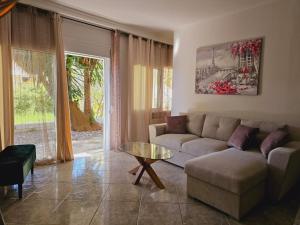 - un salon avec un canapé et une table dans l'établissement Corfu Villa Kanoni, à Kanoni