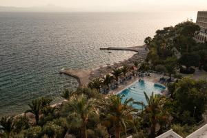 una vista aérea de la piscina del complejo y del océano en Pappas Hotel, en Loutraki