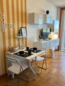 uma cozinha com mesa e cadeiras num quarto em Miro Home II em Roma