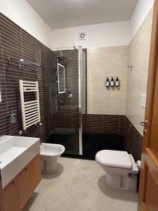 a bathroom with a toilet and a sink and a shower at Miro Home II in Rome