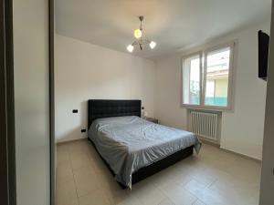 a bedroom with a bed and a window at Azzurro Horizon Apartment in Bellaria-Igea Marina