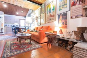 sala de estar con sofá naranja y chimenea en Pretty loft Viterbo medieval town, en Bagnaia