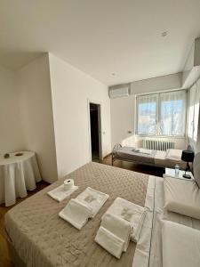 1 dormitorio con 1 cama grande y 2 toallas. en Villa Giulini Rho, en Rho