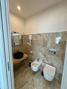 łazienka z toaletą i umywalką w obiekcie Villa Giulini Rho w mieście Rho