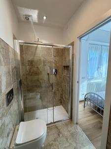 W łazience znajduje się przeszklony prysznic i toaleta. w obiekcie Villa Giulini Rho w mieście Rho