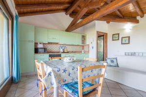 una cucina e una sala da pranzo con tavolo e sedie di Rovo house, Pittulongu, Olbia, Sardinia a Olbia