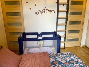 Habitación infantil con cama y escalera en B&B la récré de Bauffe 