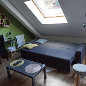 ロウファッハにあるJoli gîte F2 indépendant avec jardin privéのベッドと天窓付きの小さな部屋