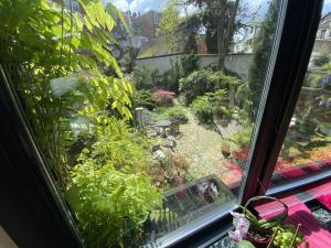 uma vista para um jardim a partir de uma janela em The Museum - Au Lit, Jérôme! em Antuérpia