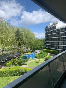 vistas al parque desde el balcón de un edificio en Appartement spacieux , proche JO Paris en Saint-Maurice