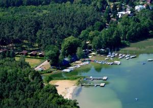an aerial view of a lake with boats on the shore at Lago Apartamenty Domki in Niesulice