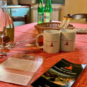 duas canecas de café sentadas numa mesa com uma revista em Podere il Casone em Serravalle Pistoiese