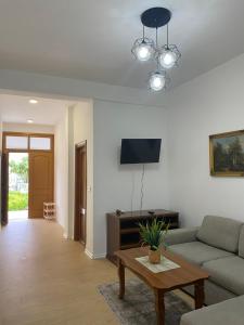 salon z kanapą i stołem w obiekcie Vila M Vera Rooms with kitchen and Apartments w Durrës
