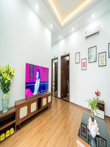 a living room with a large flat screen tv at Căn villa Homestay 12 phòng ngủ - bể bơi - Trung tâm Bãi Cháy in Ha Long
