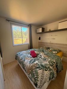 1 dormitorio con cama y ventana en A Casa Di l'Altana, en Porto Vecchio