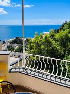 balcón con vistas al océano en Casa Alessia, en Positano