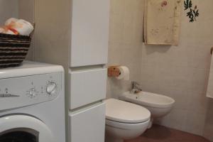 a small bathroom with a toilet and a sink at VECCHIA STAZIONE in Menaggio