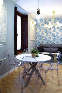 sala de estar con mesa blanca y sillas en Casa Rístori Calicanto, en Manzanares