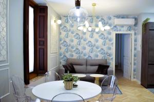 a living room with a couch and a table at Casa Rístori Calicanto in Manzanares