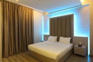 1 dormitorio con cama blanca y ventana grande en حياة روز للشقق الفندقية, en Riad