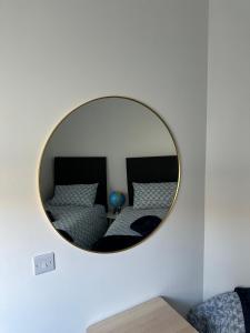 einen Spiegel an einer Wand mit 2 Betten in einem Zimmer in der Unterkunft Heavens Above in Warrenpoint
