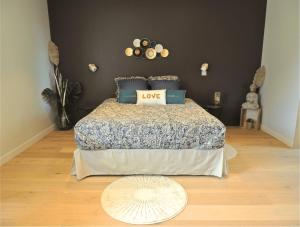 Rúm í herbergi á Céshap - Chambres d'hôtes avec Jacuzzi