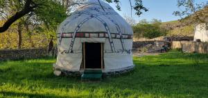 Сад в Kakhar Yurt stay & Mountain village