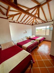 萊瓦鎮的住宿－El Oasis de la villa，一间房间,有三张床