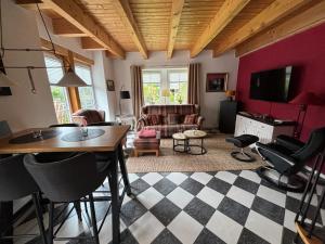 ein Wohnzimmer mit einem Tisch und Stühlen in der Unterkunft Gemütliches Landhaus in ruhiger Lage. in Moringen