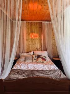 uma cama num quarto com cortinas em ROZTOCZE U ALEKSA Susiec em Susiec