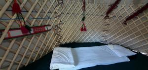 Кровать или кровати в номере Kakhar Yurt stay & Mountain village