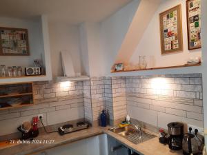 Kuchyň nebo kuchyňský kout v ubytování Skromný apartmán v centru Chebu, 3. Floor