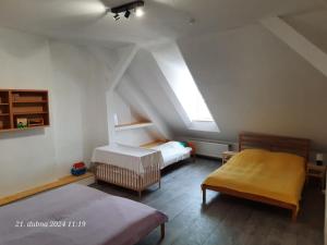 Postel nebo postele na pokoji v ubytování Skromný apartmán v centru Chebu, 3. Floor