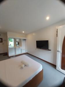 TV a/nebo společenská místnost v ubytování Loboc Nipa Huts Cottages Rental