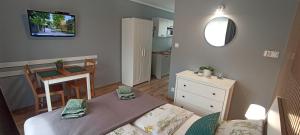 a small apartment with a table and a dining room at Idylla Apartamenty Gościnne blisko centrum in Kudowa-Zdrój